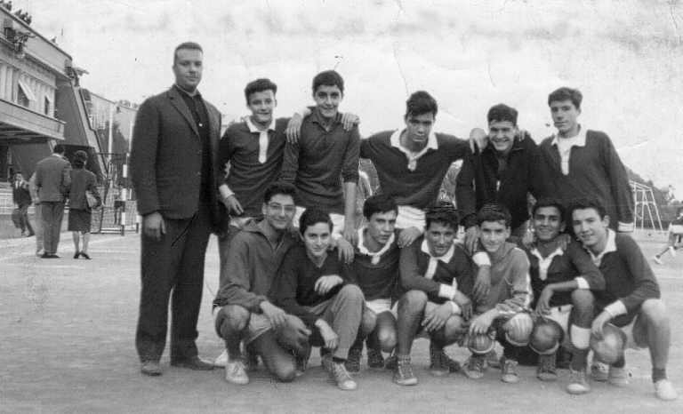 L'équipe de handball de l'école Dordor en 1960.