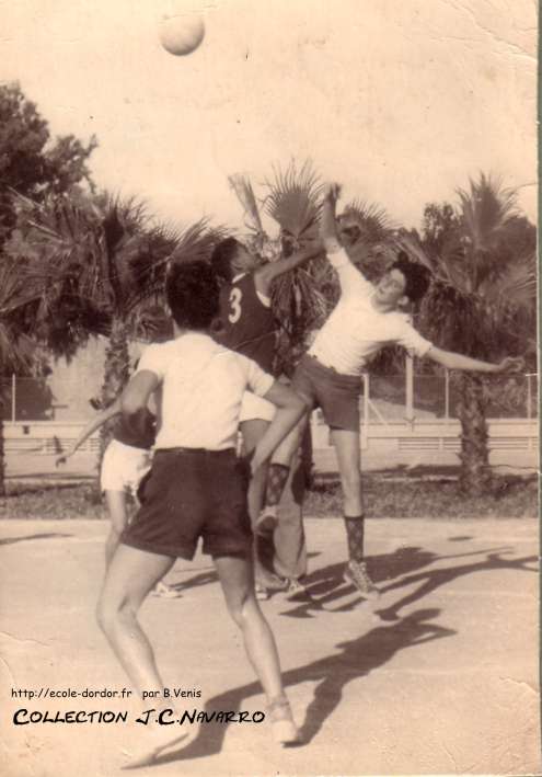 Entre deux avec J.C NAVARRO; de dos G.BORDIER prêt à la récupération de la balle.